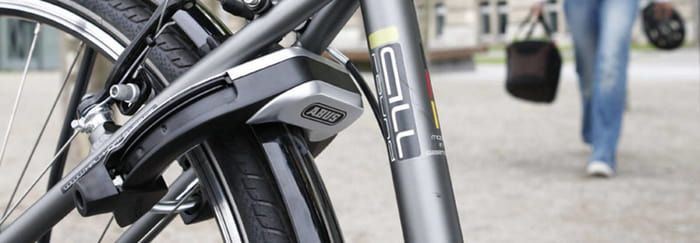 Cykel låst med ett ramlås